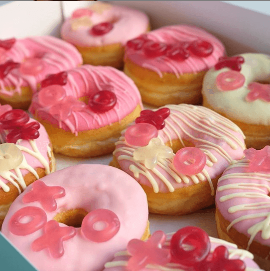<a href="http://www.cadonuts.com/" target="_blank">California Donuts</a> es una tienda de Los Ángeles que se distingue por su diversidad y en estas fechas no es diferente. Las personas podrán elegir entre una sección de donas decoradas y también, tienen la opción de personalizarlas. Eso sí, si piensas hacer algo más personal deberás ordenarlas con una semana de anticipación.