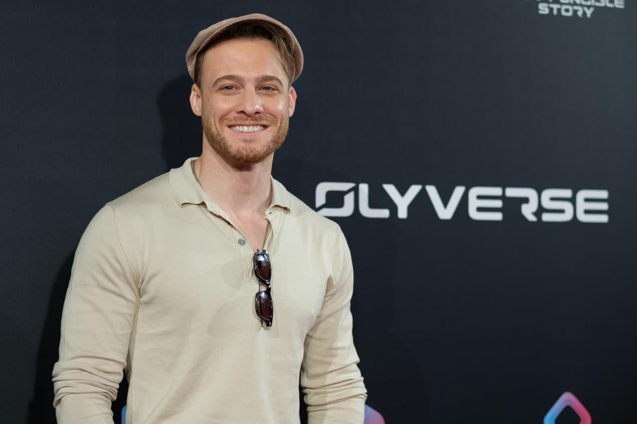 Además, tuvo una serie de diferentes trabajos como limpiador y entrenador de un gimnasio, miembro de seguridad en clubes nocturnos, mesero y chófer de celebridades como Margot Robbie.