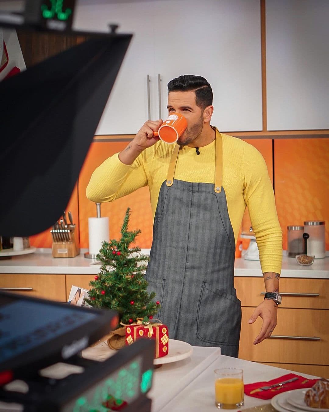 Y nuestro Yisus, a quien aquí vemos disfrutando de un buen café, le hizo compañía.