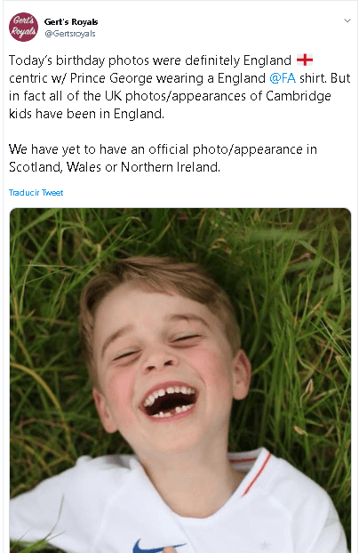 "Las fotos de hoy del cumpleaños fueron definitivamente 
<b>centradas en Inglaterra</b> con el príncipe George vistiendo una camisa de la Asociación de Fútbol de Inglaterra", dice el blog en la primera parte de su tuit.