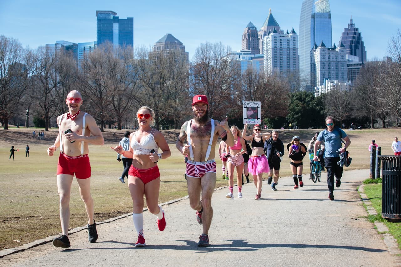 <b>Cupid’s Undie Run</b>
<br>
<b>Fecha</b>: 10 de febrero
<br>
<b>Lugar</b>: The Ivy. 3717 Roswell Rd. Atlanta, GA
<br>
<b>Sitio web</b>: 
<a href="https://my.cupids.org/event/2024-cupids-undie-run-atlanta/e490594">https://my.cupids.org/event/2024-cupids-undie-run-atlanta/e490594</a> 
<br>
<br>Cada febrero, miles de corredores en ropa interior en ciudades de todo Estados Unidos se reúnen, ya sea en persona o virtualmente, para apoyar a los afectados por un grupo de afecciones genéticas que provocan el crecimiento de tumores en los nervios de todo el cuerpo. Cupid's Undie Run comienza bebiendo y bailando, luego se corre una milla (más o menos) y se termina con una fiesta de baile.