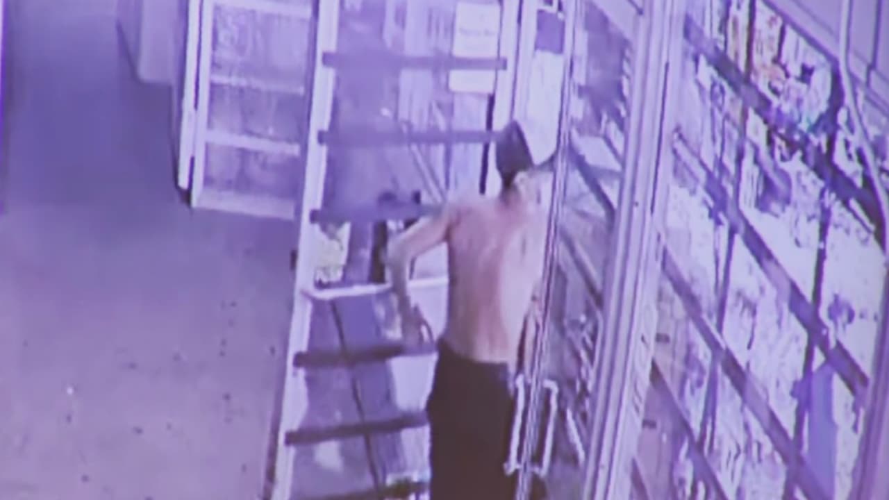 La Policía de Garland difundió el 
<b>video donde se capta el ataque en la tienda de conveniencia</b>, de inicio dijo que el tiroteo fue ejecutado por un menor de 14 años, pero un día después descartaron esto y dijeron buscar a una persona de interés.