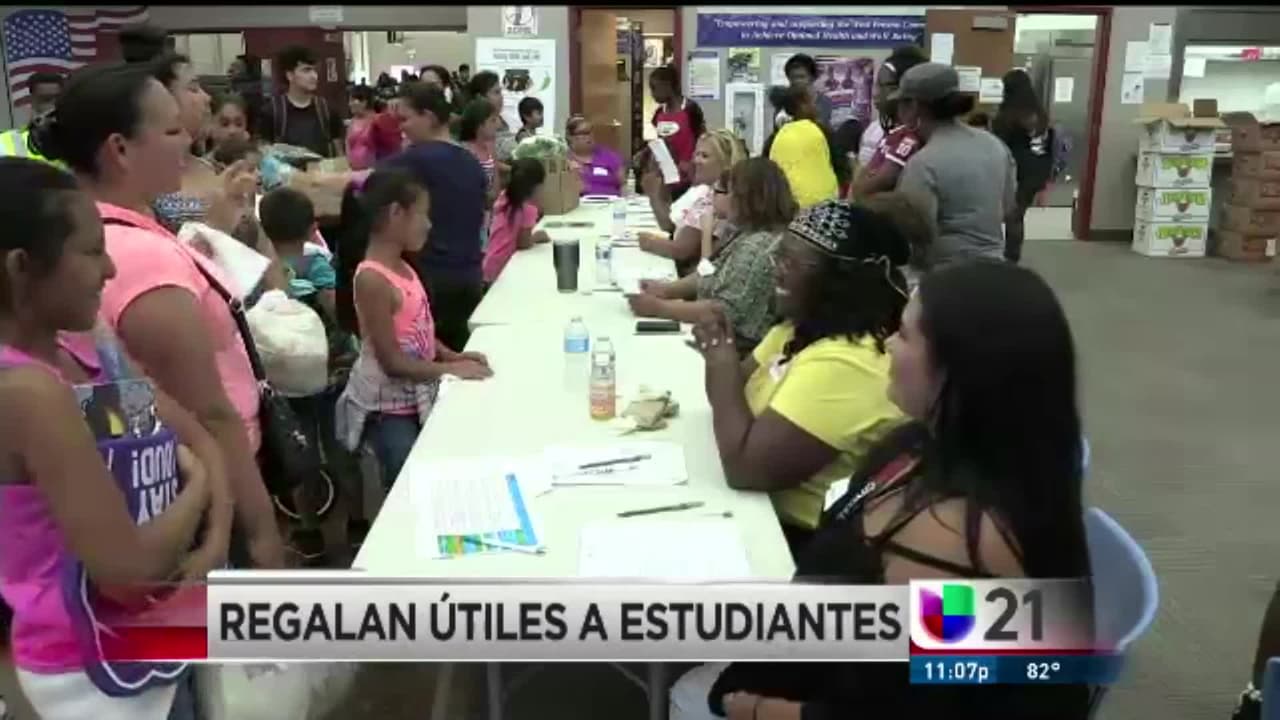 Regalan útiles a estudiantes