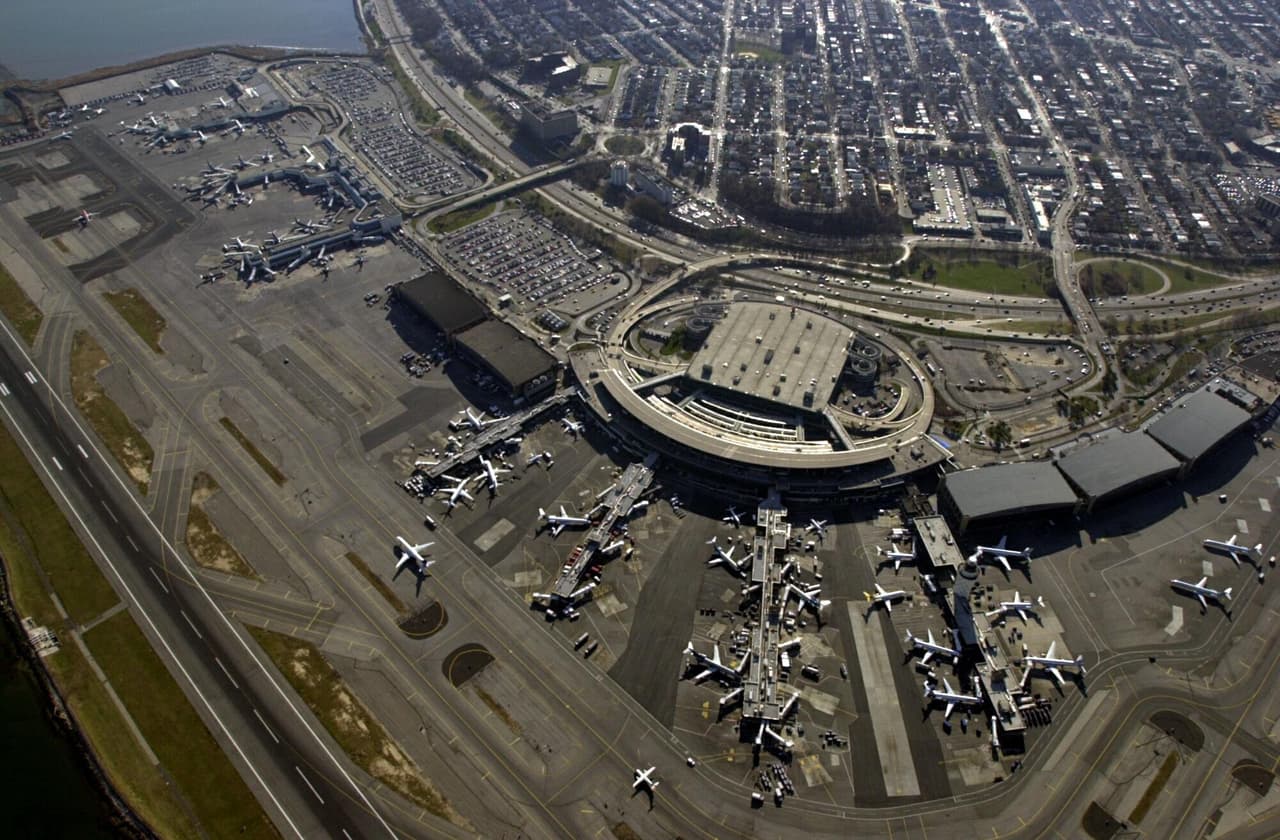 <b>El aeropuerto LaGuardia</b>.
<br>
<br>La Administración de Obras Públicas financió la construcción o mejora de aproximadamente 800 aeropuertos, y uno de los más grandes fue este aeropuerto de Queens, Nueva york.
<br>
<br>Se inauguró en 1939 con el nombre de ‘Aeropuerto Municipal de Nueva York’. Más tarde la ciudad lo cambió en honor a Fiorello La Guardia, quien era el alcalde cuando abrió el terminal.
<br>
<br>Además de edificios y carreteras, la Administración de Obras Públicas también financió obras de arte, entre ellas 
<a href="https://livingnewdeal.org/projects/marine-air-terminal-mural-flushing-ny/"><u>el mural que pintó el artista James Brooks</u></a> dentro de la Terminal Aérea Marina del aeropuerto. 
<br>