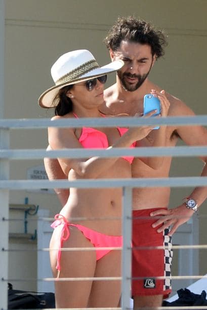 Otra actriz que estuvo de vacaciones fue Eva Longoria, quien fue captada con su pareja luciendo un bikini en color rosa fluorescente.