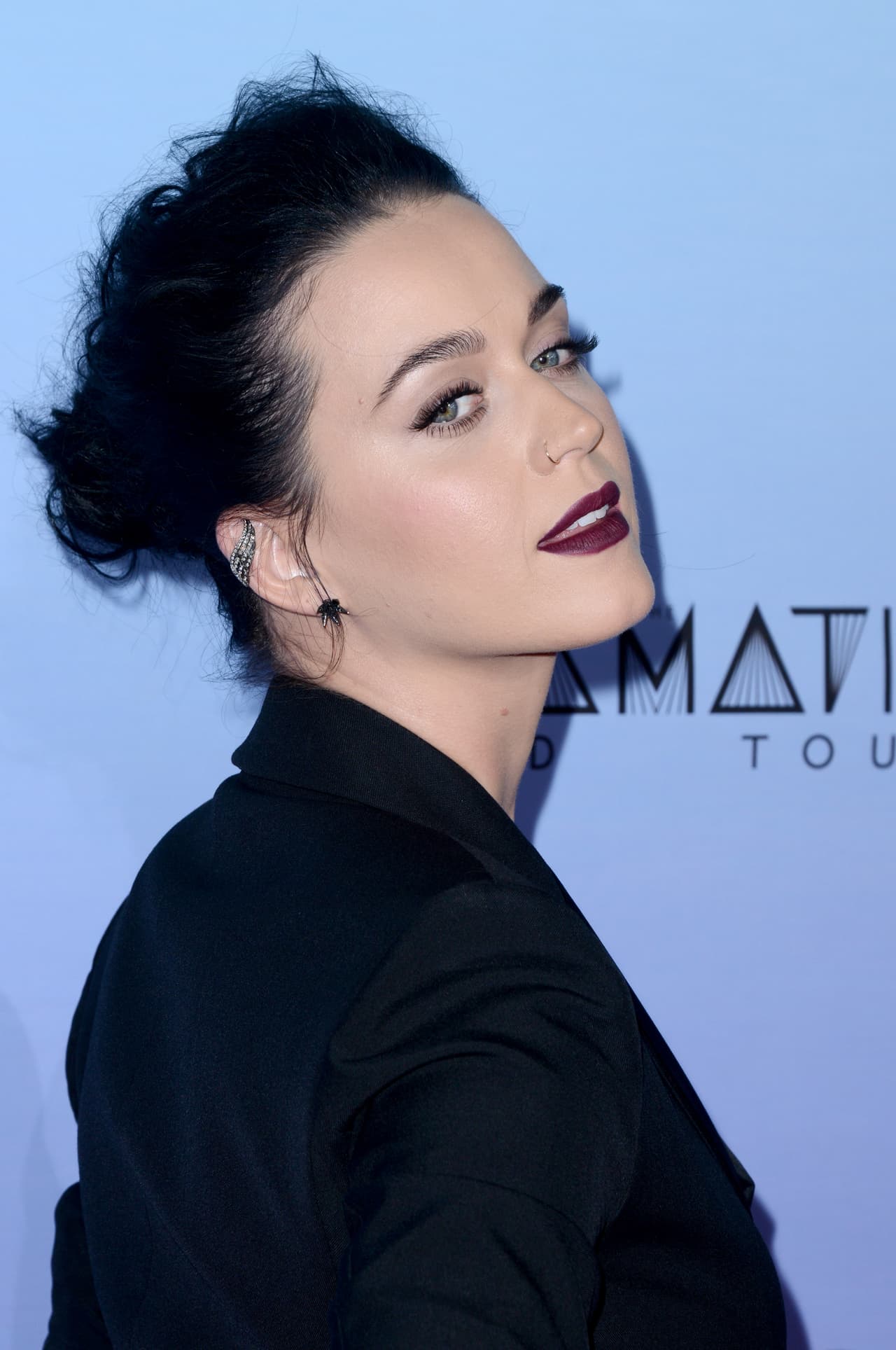 Recoge todo tu cabello en una coleta, ¡y eso es suficiente! Si quieres que dure así, puedes aplicar fijador, aunque no directamente, sino lanzarlo al aire para que caiga sobre tu revolucionario peinado.