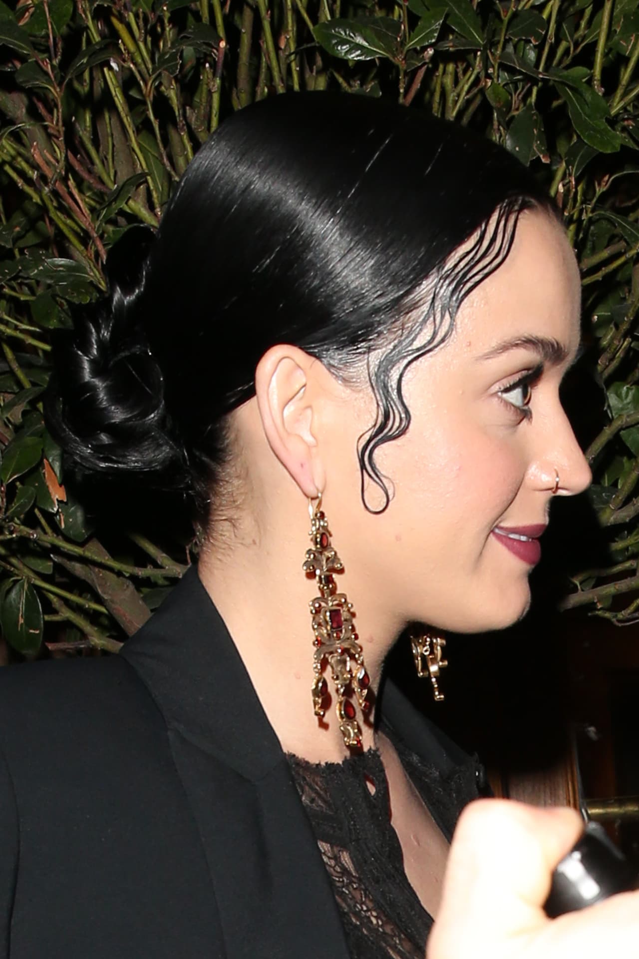 Glamurosa y fantástica podrías lucir con un peinado así. ¿Qué necesitas? Tomar un par de cabellos y ondularlos con crema y tus dedos.