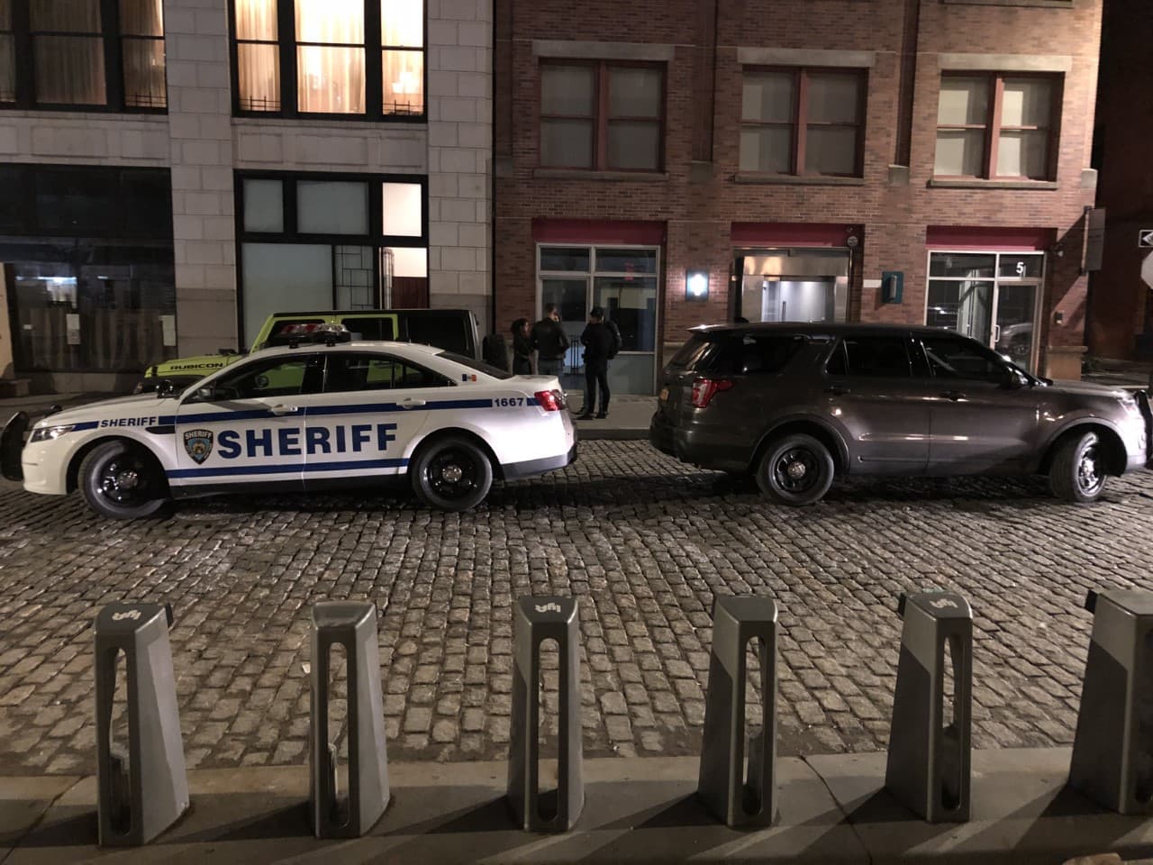 Cinco personas fueron detenidas y un oficial de la policía fue hospitalizado con heridas menores.