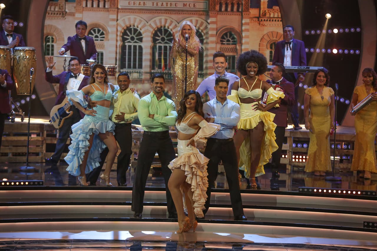 Los mexicanos le pusieron sabor a la pista y los participantes se les unieron al baile. Con la alegría que caracteriza a la agrupación, el escenario se llenó de color y giros.