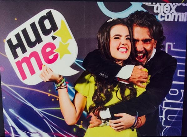 Además de cantante, Camila compone e interpreta sus propios temas, donde la guitarra es su mejor compañera.