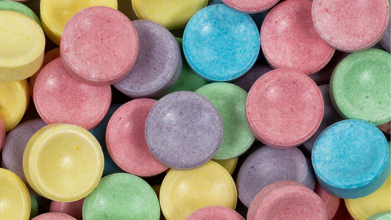 <b>GÉMINIS</b>
<br>Ellos tienen una energía inagotable y siempre están a 'full', así que una buena dosis de azúcar les ayudará para seguir charlando con todo mundo y enterándose de todo el chisme del día. ¿Qué mejor que unas pastillas tipo Sweet Tarts?