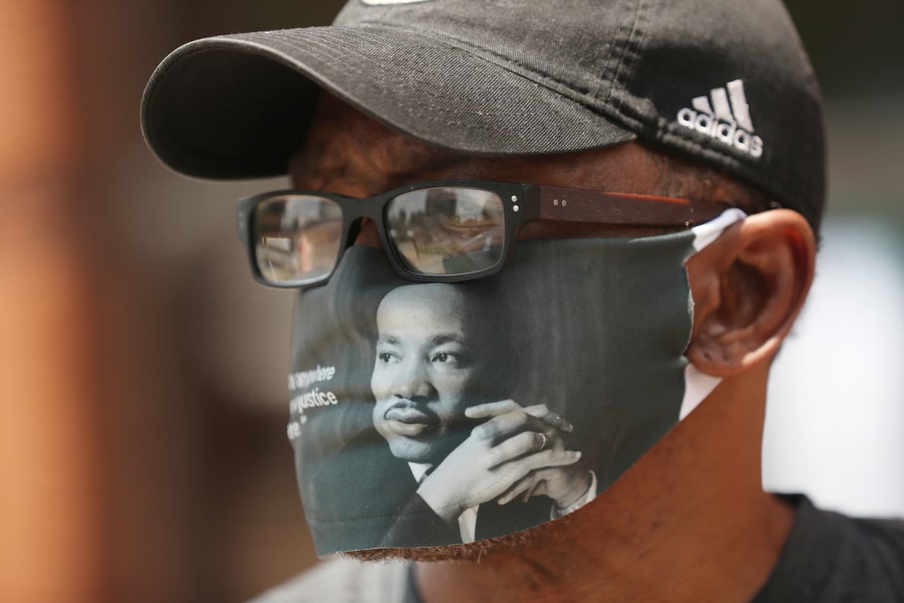 Vincent Davis hace cola para ver a Rayshard Brooks en la Iglesia Bautista Ebenezer el 22 de junio de 2020 en Atlanta, Georgia.