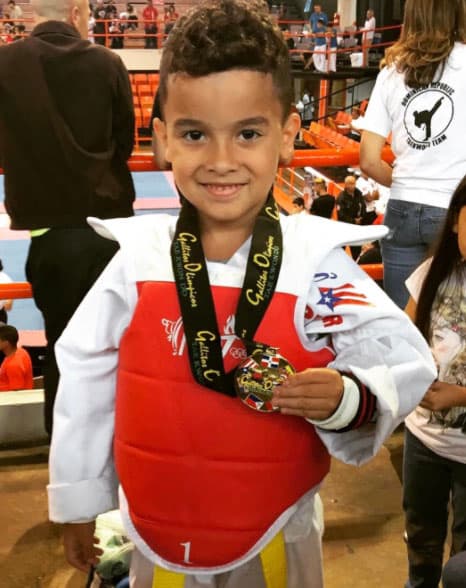 Dylan ganando medalla en su primer torneo. ¡Felicidades!
