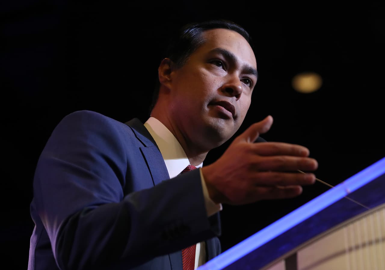 El candidato 
<a href="https://www.univision.com/temas/julian-castro">Julián Castro</a> se refirió a la conmovedora foto del inmigrante salvadoreño y su hija muertos en una orilla del río Grande. "Observar la imagen de Óscar y su hija Valeria es devastador. También debería molestarnos a todos. Si yo fuera presidente hoy, firmaría una orden ejecutiva que elimine la política de tolerancia cero del presidente Trump", dijo Castro, el único hispano de este primer lote de candidatos que, sin embargo, no habló en el idioma de su abuela materna salvo para decir que en 2021 los demócratas le dirán "adiós" a Trump.