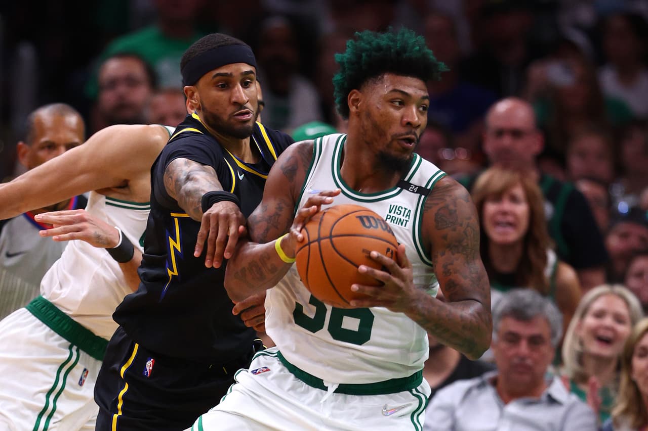 Con 43 puntos de un titánico Stephen Curry, los Golden State Warriors vencieron el viernes 107-97 en la cancha de los Boston Celtics y empataron 2-2 en las Finales de la NBA.