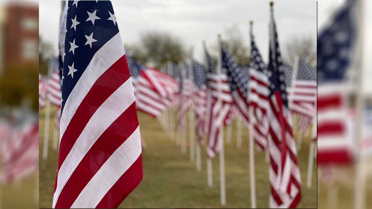 “Terry volaba para honrar a la mejor generación, hoy el Campo de Honor frente al Ayuntamiento de Keller permanecerá en pie una semana más en su honor, por favor, únanse a mí para rezar por la fuerza y el consuelo de su familia y amigos”, agregó el alcalde.