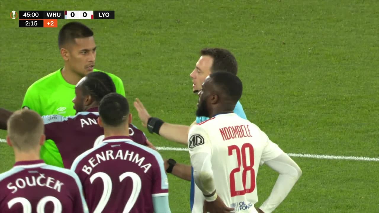 ¡Expulsión! El árbitro saca la roja directa a Aaron Cresswell.