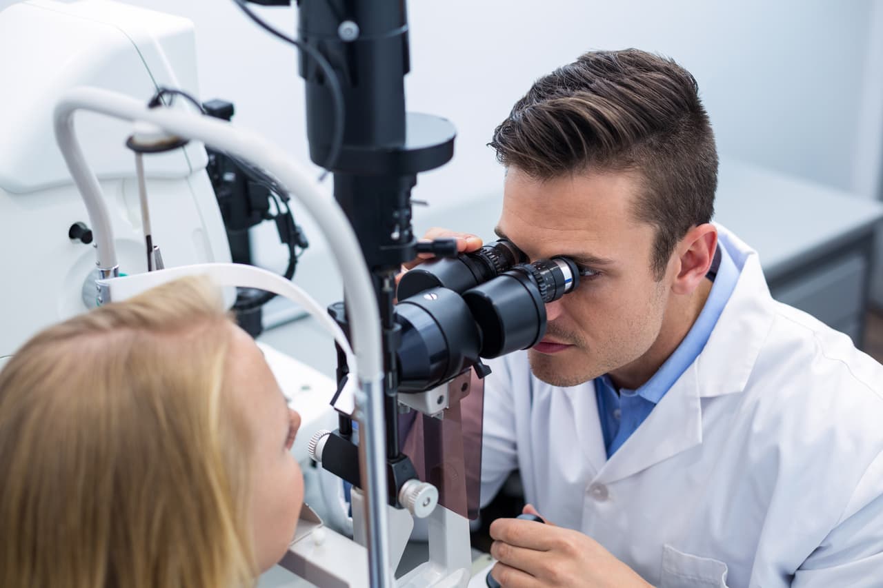 <b>Técnico Médico Oftalmológico.</b>
<br>
<br>Tiempo promedio para obtener un certificado: depende del estudiante
<br>Salario anual promedio: 36,940 dólares
<br>
<br>Estos trabajadores llenan el historial de los pacientes y realizan pruebas visuales y otras tareas antes de que llegue el oftalmólogo. 
<br>
<br>La certificación para ser asistente de oftalmólogo requiere la aprobación de una prueba con 200 preguntas. Luego puede optar por una certificación más avanzada y ser técnico oftalmológico certificado o técnico médico oftalmológico certificado. 
<a href="https://www.jcahpo.org/"><u>Puede obtener más información</u></a> en la Comisión Conjunta Internacional de Personal de Salud Aliado en Oftalmología.