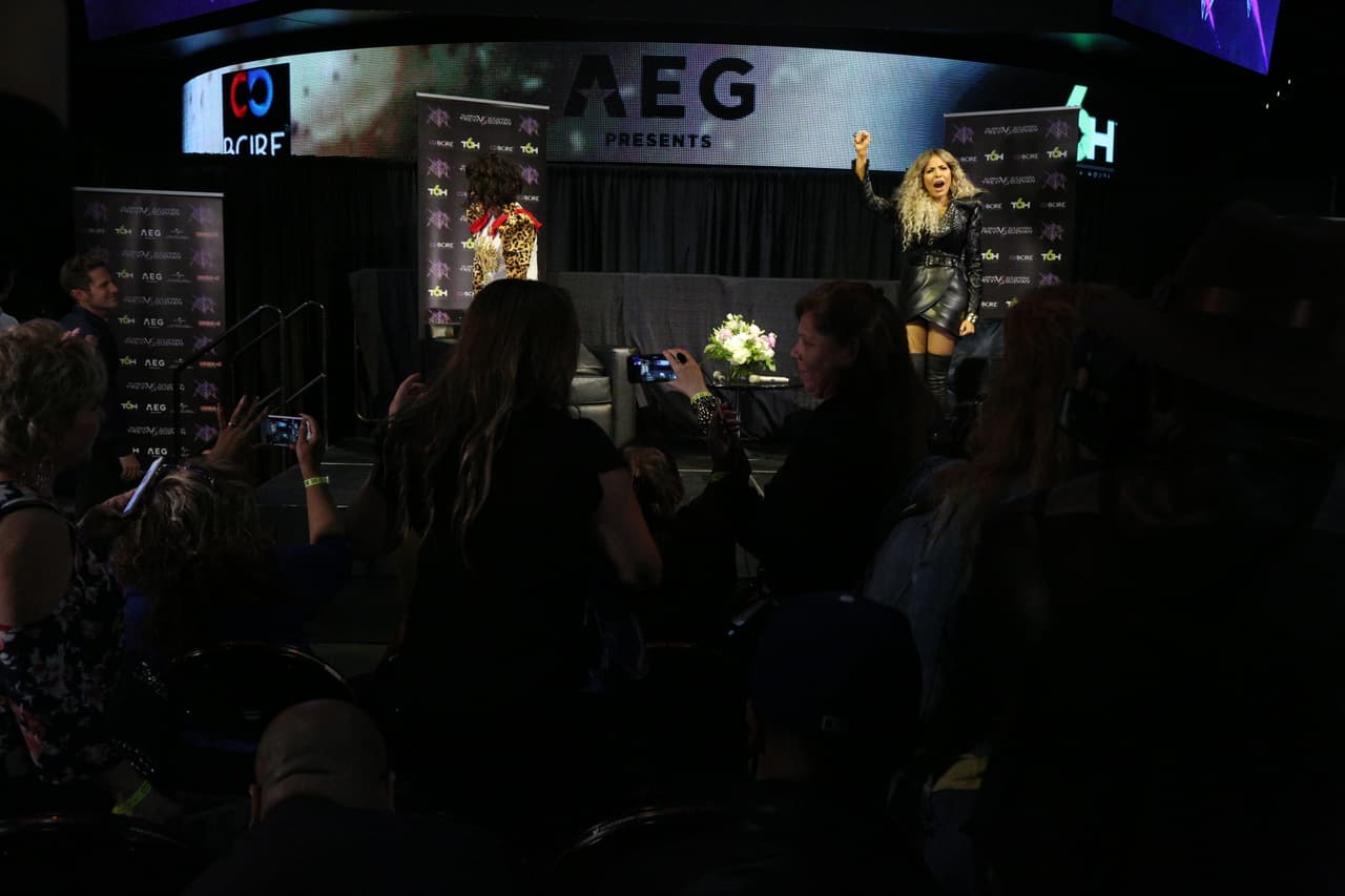 Alejandra Guzmán y Gloria Trevi respondieron a las preguntas de los medios que se dieron cita en la ciudad angelina para platicar acerca de su gira 'Versus'.