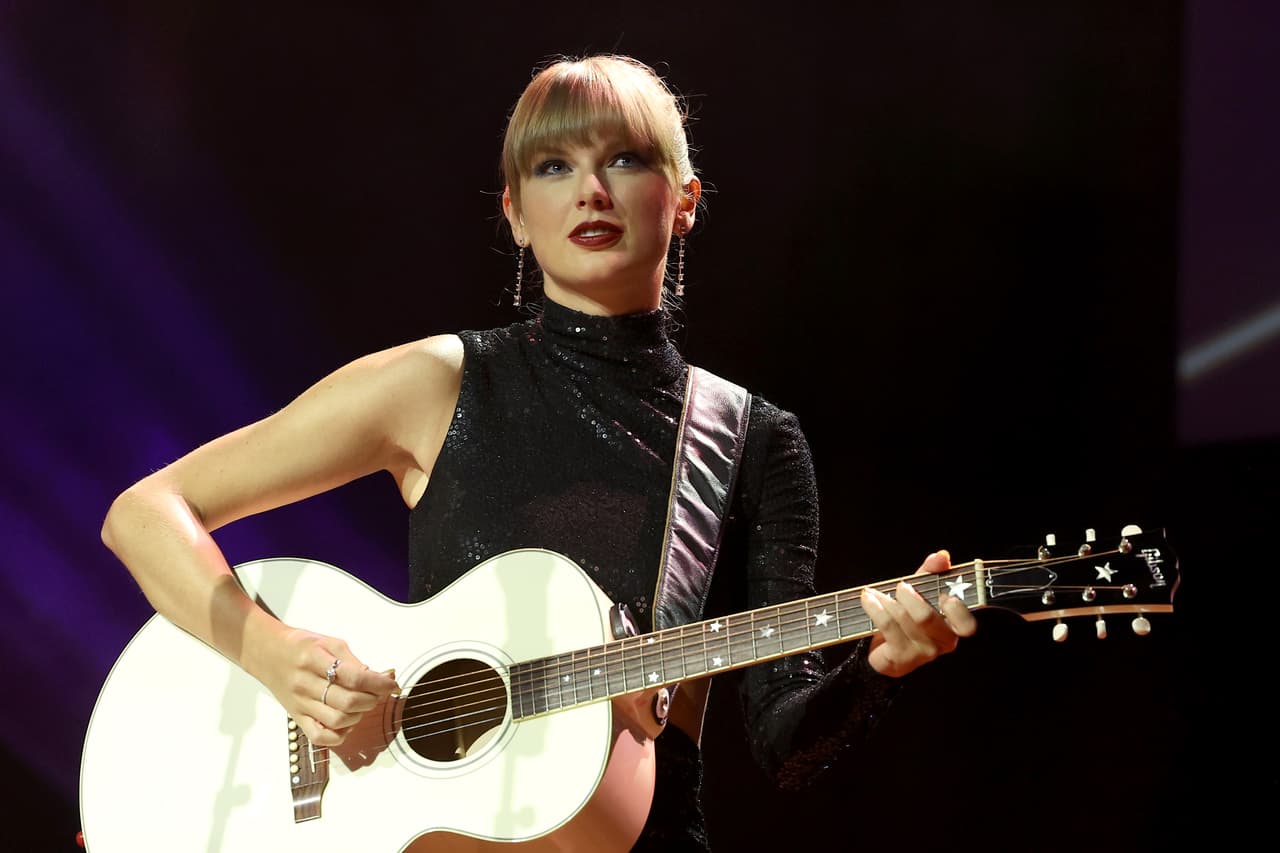 <h2 class="cms-H2-H2"><b>Taylor Swift</b></h2>
<br>
<br>No fue una, ni dos, la cantante norteamericana dedicó al menos cuatro canciones a sus exparejas. 'Last Kiss', 'I Knew You Were Trouble' y 'All Too Well', fueron algunas de ellas.