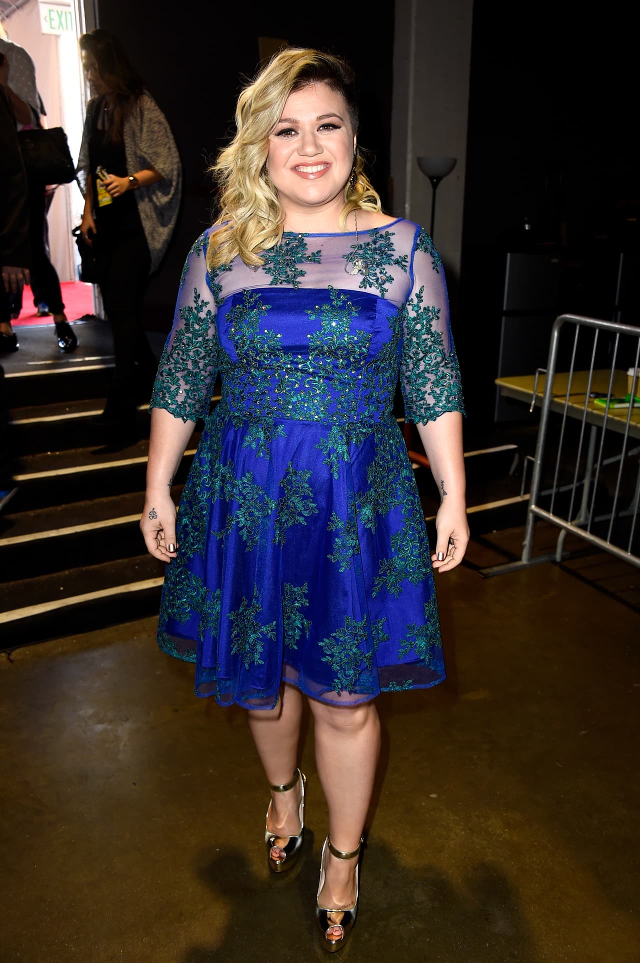 A pesar de que el corte de cabello que la cantante lleva puede hacerla ver ruda, ella sabe perfectamente cómo lograr verse femenina.