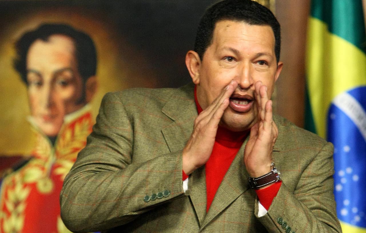 <h2 class="cms-H2-H2">La primera derrota en una elección</h2>
<br>
<br>En diciembre de 2007, Chávez promovió una amplia reforma de la Constitución que él mismo impulsó. Entre otras leyes se proponía la reelección continua del presidente de Venezuela. No obstante, la propuesta fue derrotada en un referéndum el 3 de diciembre de ese año. Chávez no tomó bien la derrota y se refirió a sus opositores con expresiones soeces. Poco más de un año después, en febrero de 2009, la propuesta logró prosperar. 
<br>