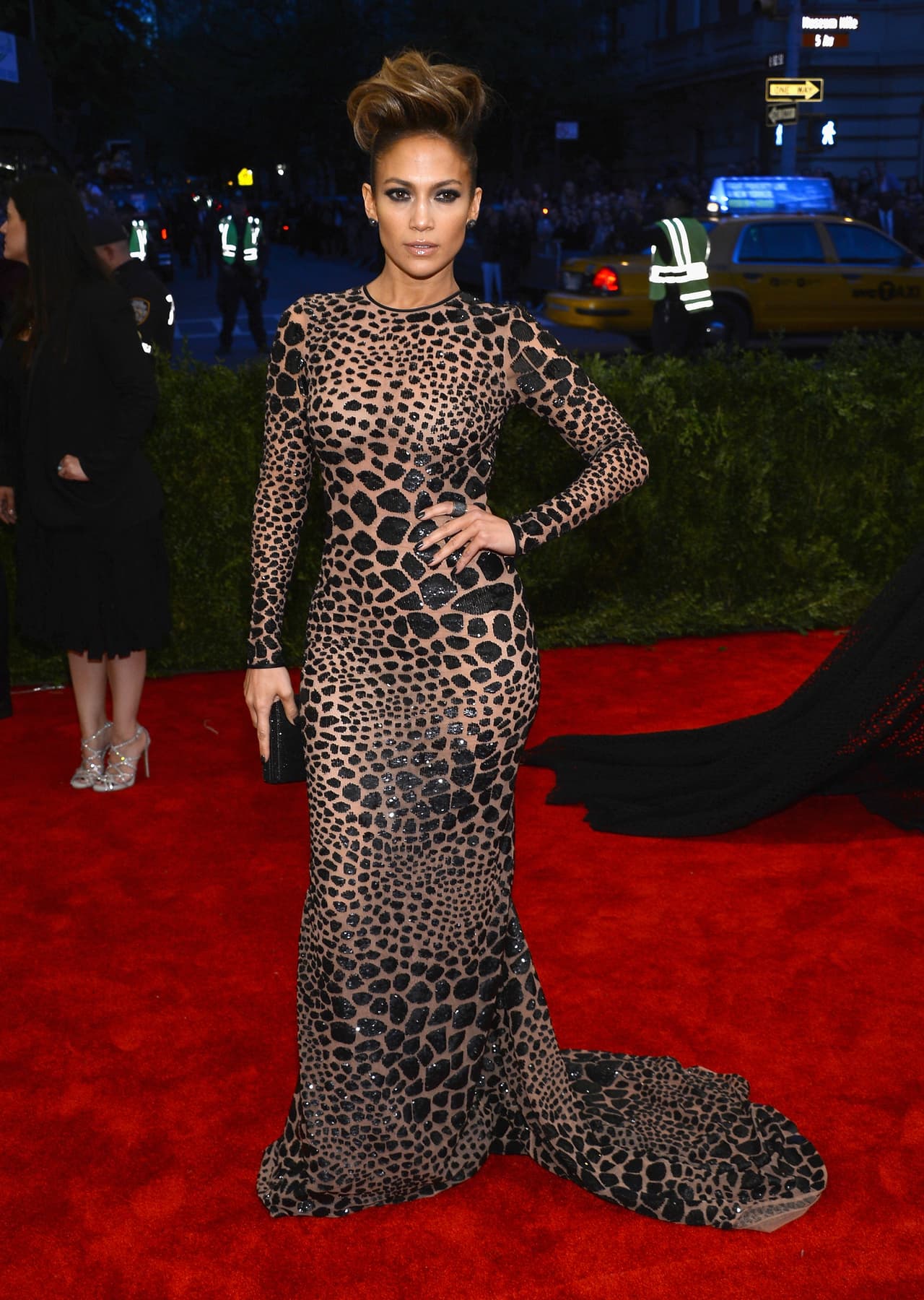 En la Met Gala 2013, ella portó un vestido Michael Kors que tenía transparencia y “manchas” negras a todo lo largo. Su cabello lo estilizaron con un recogido alto y ‘despeinado’.