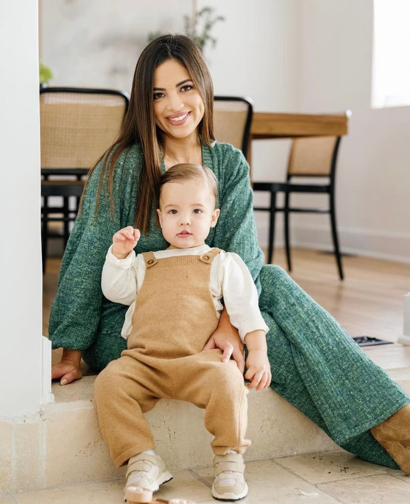 Uno de sus espacios donde más se ha sentido cómodo es cuando
<b>Ford se posa junto a su madre para sesiones de fotos </b>como esta.