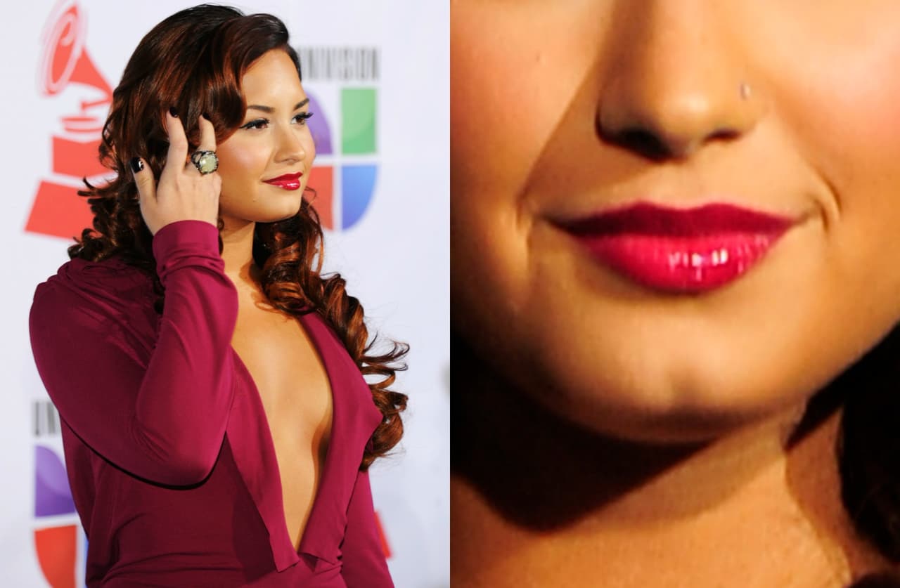 Demi Lovato llegó en 2010 con un escote muy revelador y unos labios tan rojos como su cabello.