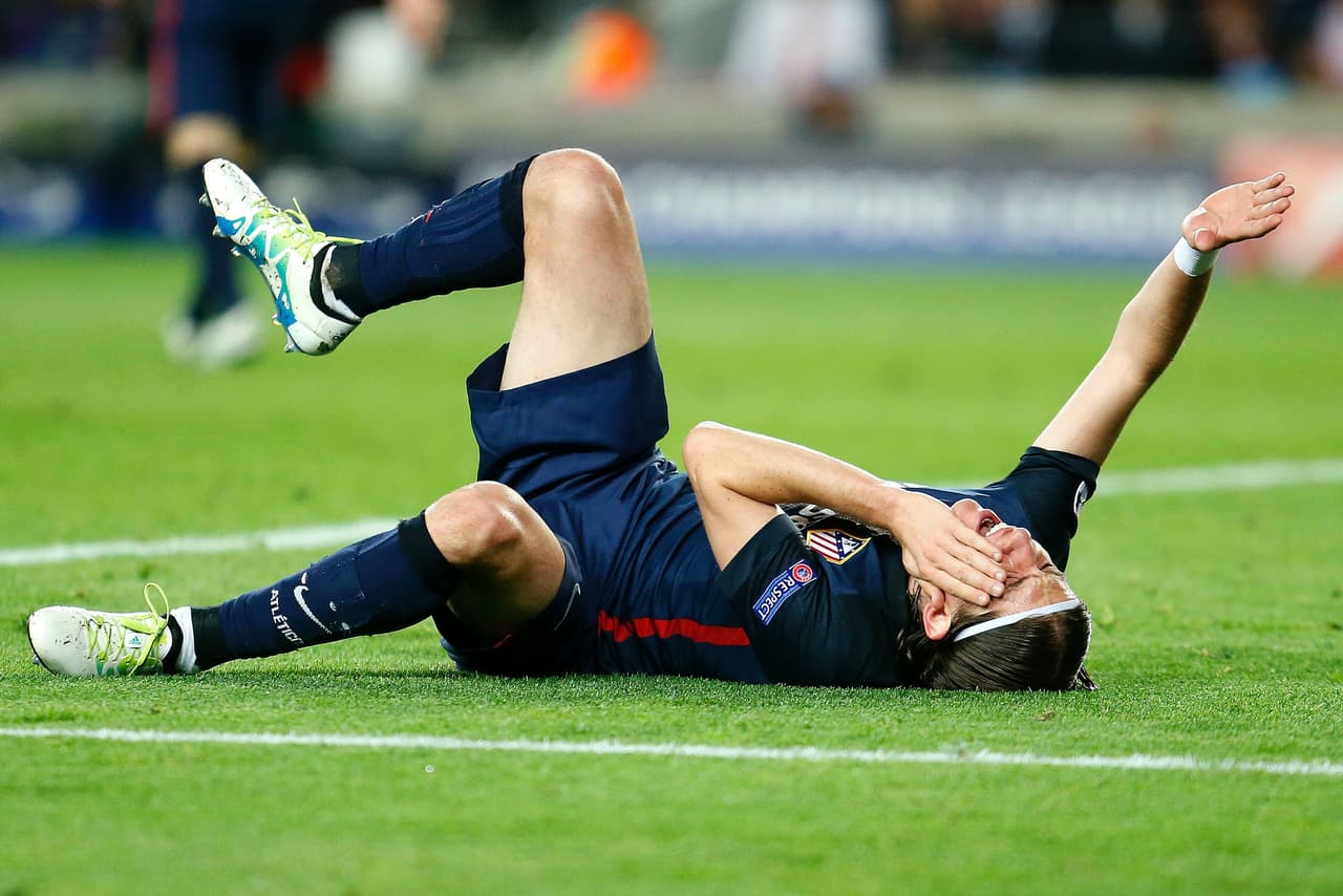 Filipe Luis se quejó de un golpe de Luis Suárez dentro del área del Atlético pero el árbitro no le hizo caso y mantuvo al uruguayo con una amarilla cuando el ex Liverpool bien pudo ser echado por picarse con los centrales.