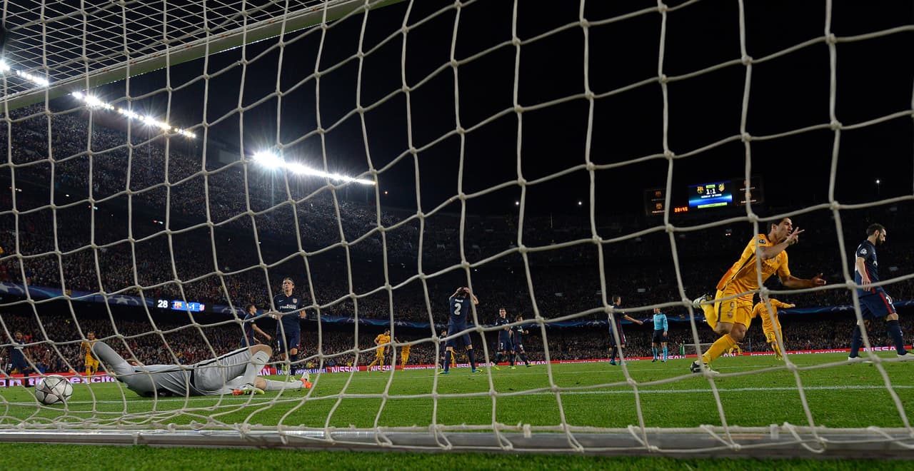 Entonces apareció la figura de Luis Suárez para emparejar los cartones cuando nadie se lo esperaba en una jugada con intento de tiro de Jordi Alba que no iba a portería pero sí encontró el oportuno desvío del uruguayo que mandó la pelota al fondo de las redes madrileñas.