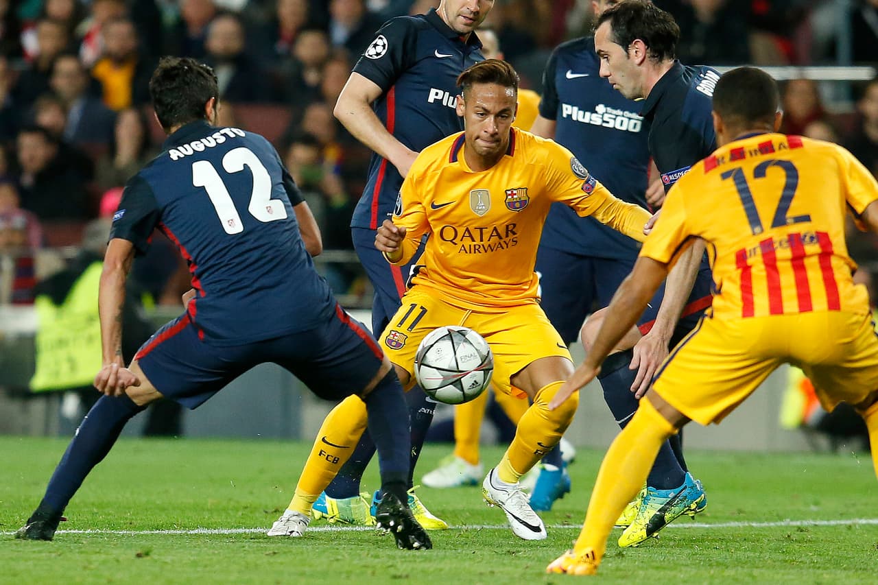 Neymar fue otro de los motores de los catalanes, que hoy jugaron con los colores de la señera, aplicando un sinnúmero de regates y bicicletas con las que se sacaba de encima a los Colchoneros y ponía balones desde los últimos tres metros de terreno. Incluso estuvo a punto de anotar un golazo con la pierna diestra pero su disparo se estrelló en el travesaño.