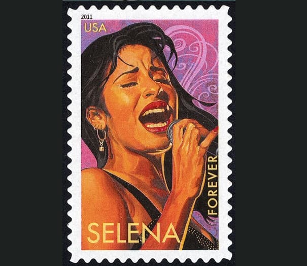 34. Para honrar a Selena se emitió un sello postal con su rostro, como parte de una serie llamada 
<i>Latin Music Legends</i>.