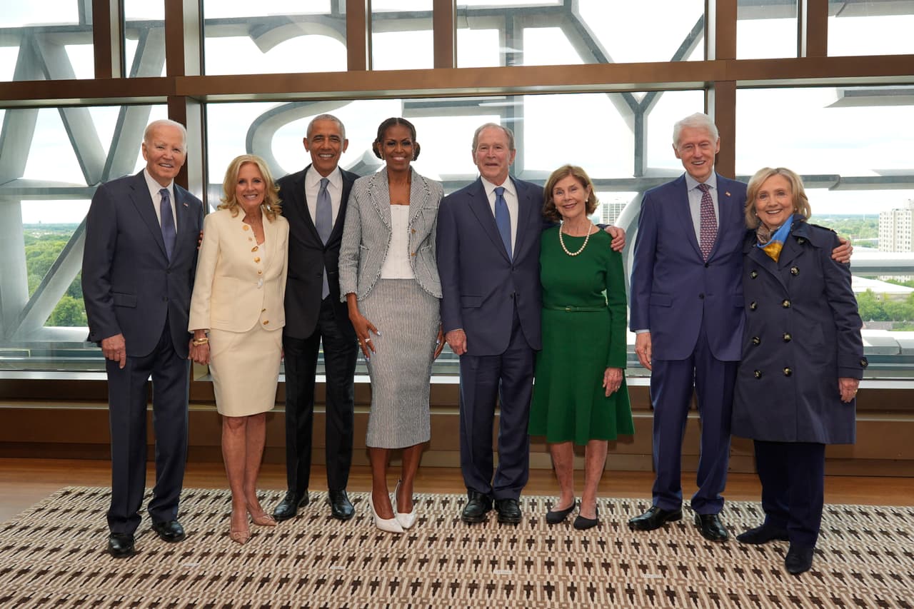 El expresidente Joe Biden y la exprimera dama Jill Biden, de izquierda a derecha; el expresidente Barack Obama y la exprimera dama Michelle Obama; el expresidente George W. Bush y la exprimera dama Laura Bush; y el expresidente Bill Clinton y la exsecretaria de Estado Hillary Clinton posan para una foto antes de la ceremonia de inauguración del Centro Presidencial Obama, el jueves 18 de junio de 2026, en Chicago.