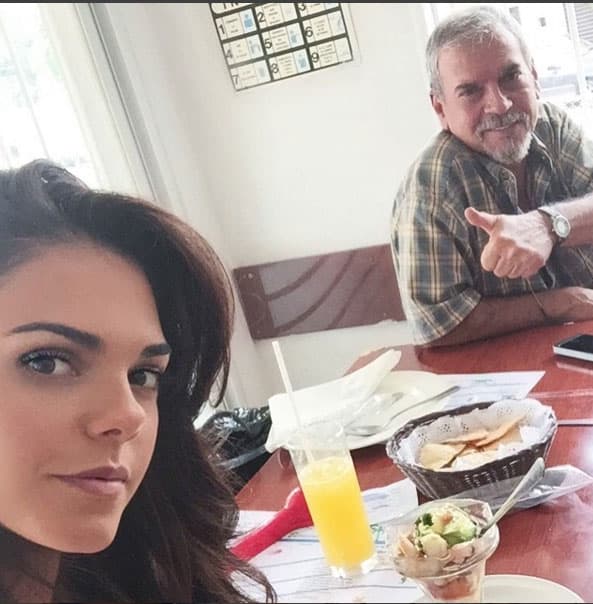 El papá de livia la visitó en el foro en varias ocasiones.