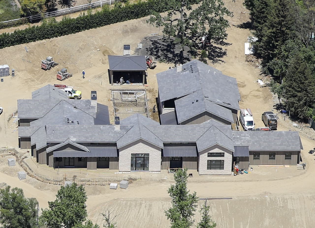 Cada una de las residencias tiene una superficie de más de 16,000 pies cuadrados, sobre 
<b><a href="https://www.dailymail.co.uk/tvshowbiz/article-9529907/Khloe-Kardashian-Kris-Jenners-newly-constructed-mega-mansions-sit-side.html" target="_blank">un gran terreno de tres acres</a></b>, de acuerdo con Daily Mail.
<br>