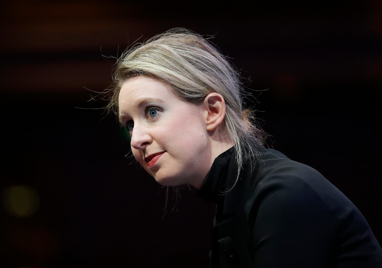 <b>Theranos. </b>Esta compañía parecía que estaba a punto de revolucionar la industria de la salud, pero toda la operación resultó ser una farsa. Su CEO, Elizabeth Holmes (en la foto), aseguraba que estaba creando un dispositivo que podía diagnosticar una amplia gama de enfermedades analizando apenas unas gotas de sangre de un dedo pinchado. Esta prometedora idea le dio a Theranos una valoración de 9,000 millones de dólares, pero más tarde se reveló que la oferta no era real. Holmes enfrenta hasta 20 años de prisión por cargos de fraude electrónico y estafa a inversionistas, médicos y pacientes. La empresa se disolvió en 2018.
<br>