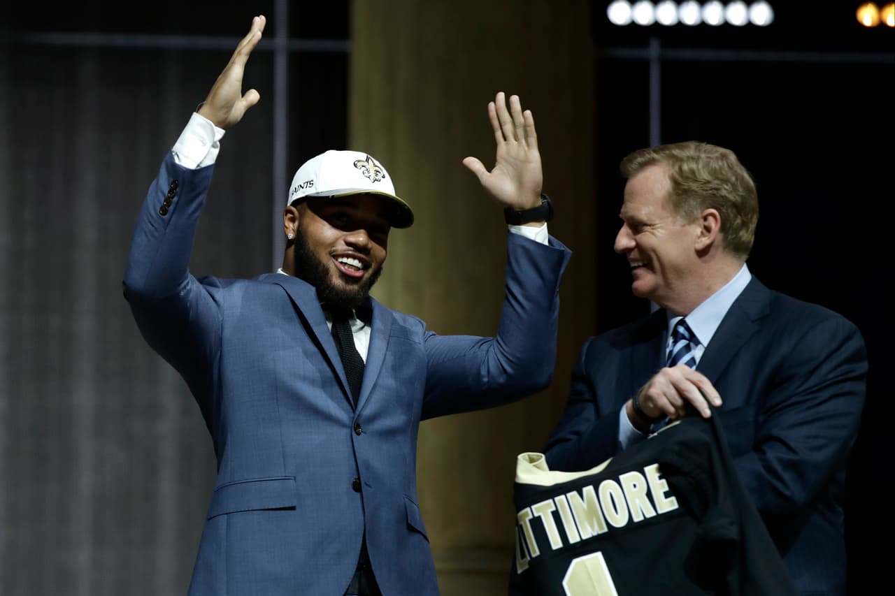 <b>11 MARSHON LATTIMORE | CB New Orleans Saints</b>
<br>Universidad: Ohio State
<br>Estatura: 6’
<br>Peso: 193 libras 
<br>
<br>Destacar: Las lesiones del tendón de la corva y algunos buenos jugadores delante suyo significaron que Lattimore sólo fuera titular una temporada en Ohio State.
<br>
<br>Resumen: Largo, atlético y agresivo en la línea, pero necesita localizar mejor el balón.
<br>
<br>Conclusión: Lattimore es el tercer esquinero del estado de Ohio en ser tomado en la primera ronda desde 2014.