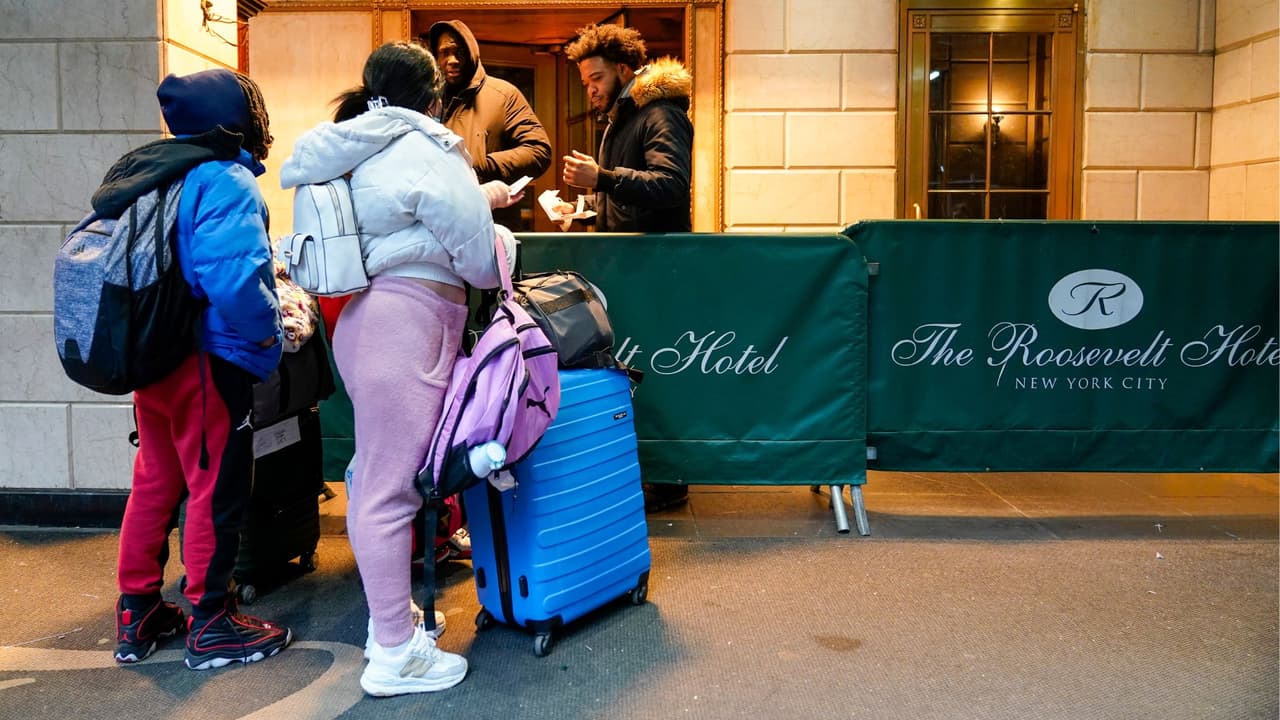 La Ciudad de Nueva York anuncia el cierre del refugio de inmigrantes del Hotel Roosevelt