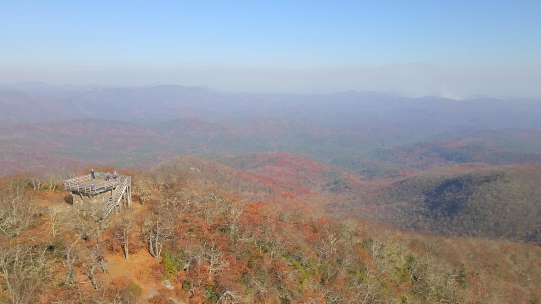 Rabun Bald es el segundo punto más alto de Georgia y alcanza los 4,696 pies de altura, pero al llegar a la cima, encontrarás una gran vista de la región que habrá valido el esfuerzo de superar el sendero de más de una milla y media.