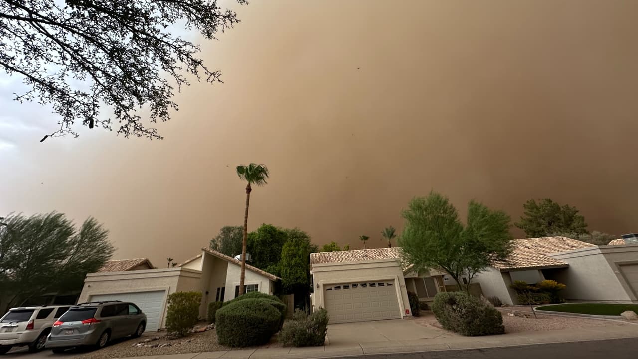 Este lunes 25 de agosto, autoridades de Arizona advirtieron sobre una 
<b><a href="https://www.univision.com/local/arizona-ktvw/tormenta-polvo-valle-arizona-fotos" target="_blank">tormenta de polvo</a></b> cubriendo las carreteras e impidiendo la visibilidad de los conductores sobre la Interestatal 10, entre Casa Grande y la ciudad de Tucson, a la altura de Picacho Peak. La recomendación de los expertos es detener el vehículo, orillarse y esperar que la tormenta pase.