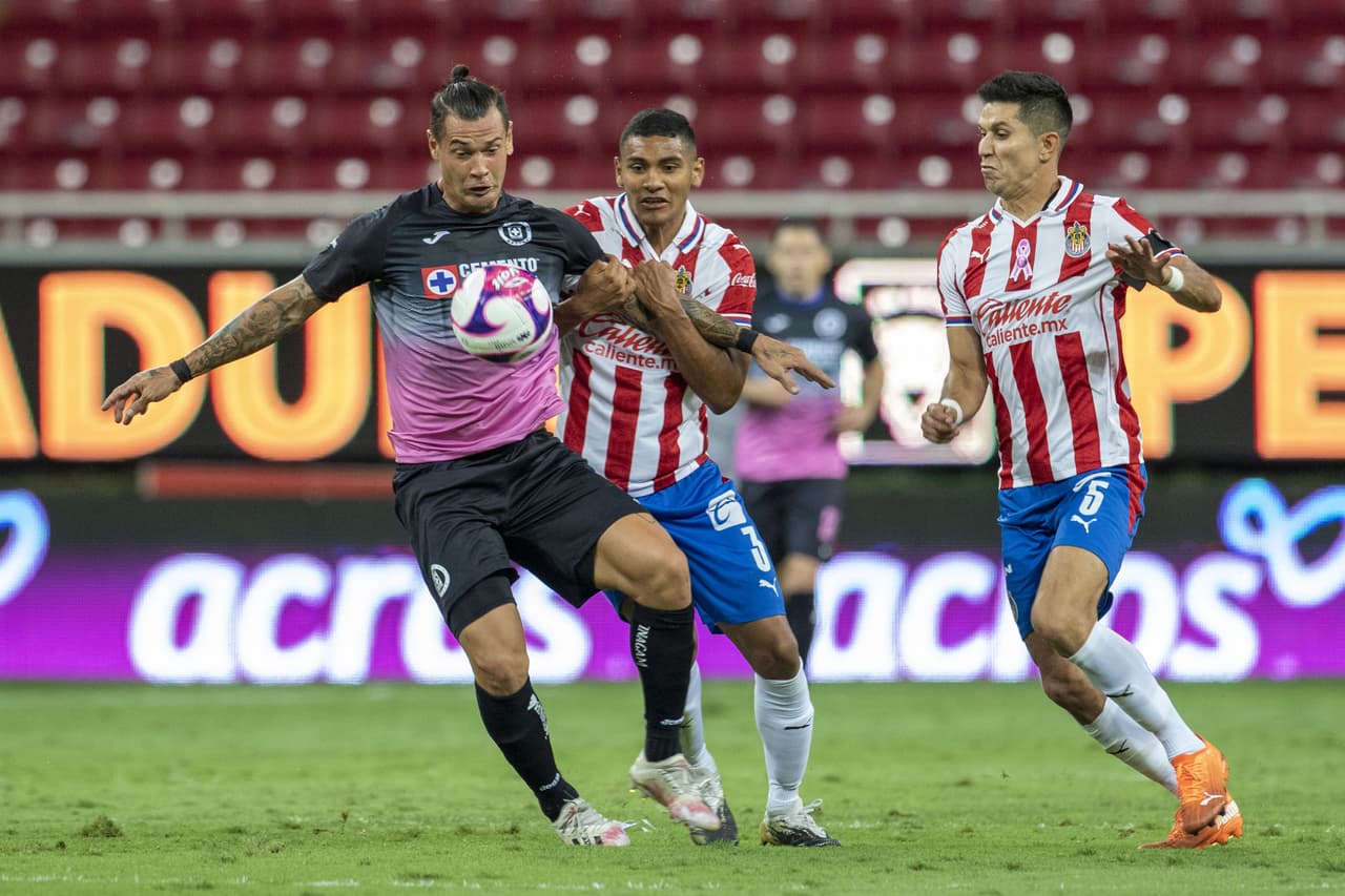 Con goles del Cabecita Rodríguez al 41 y al 90+2, Cruz azul se lleva los tres puntos en su visita a Chivas y el uruguayo llega a 12 goles en el torneo.