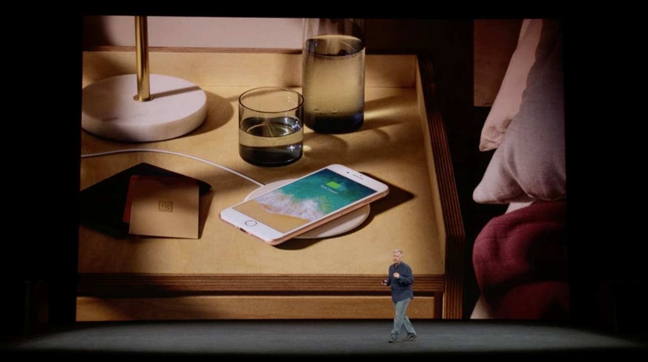 Una de las novedades más llamativas es la capacidad de recarga wireless. En un futuro será posible cargar todos los dispostiivos Apple con una sola superficie.