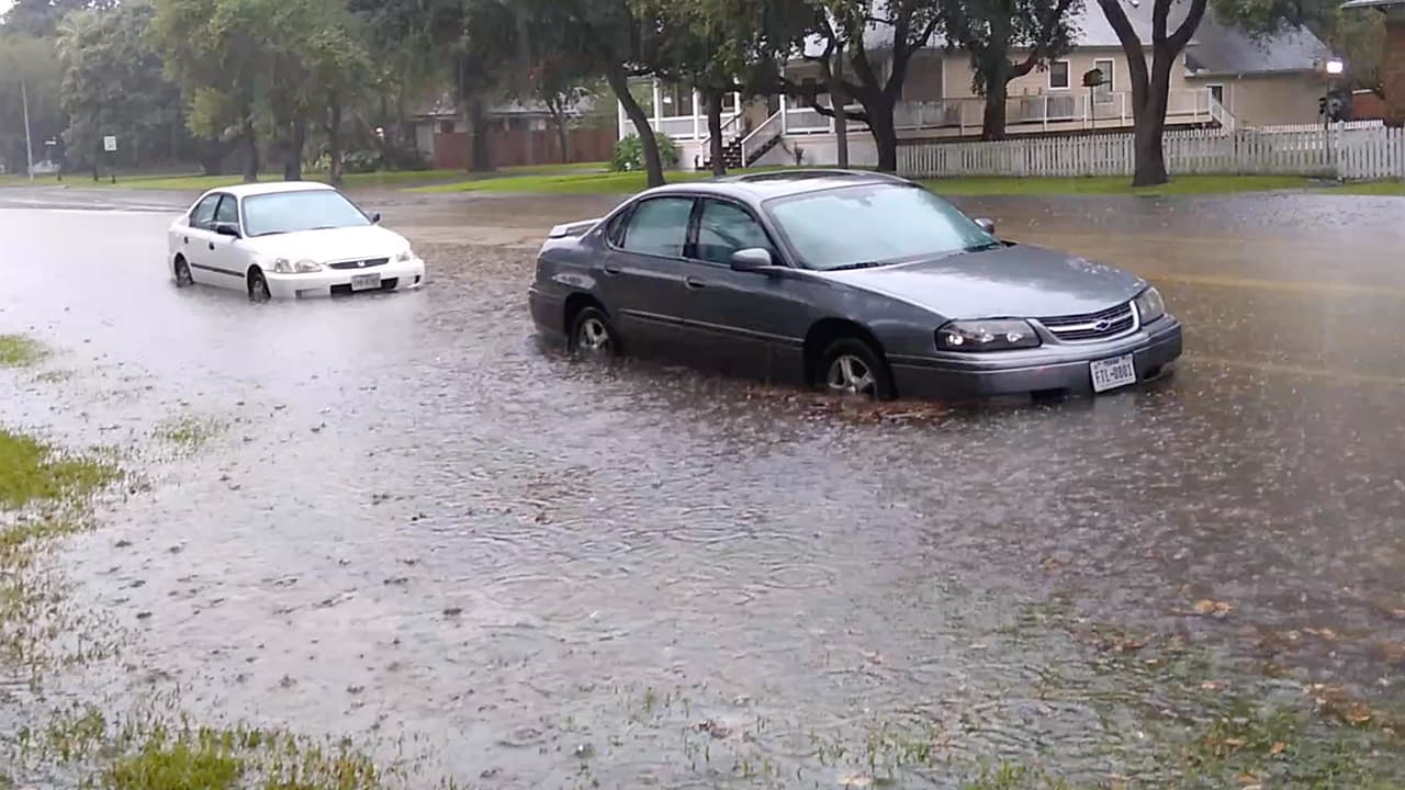 Cierran calles en Texas City, al sureste de Houston, por acumulación de agua lluvia