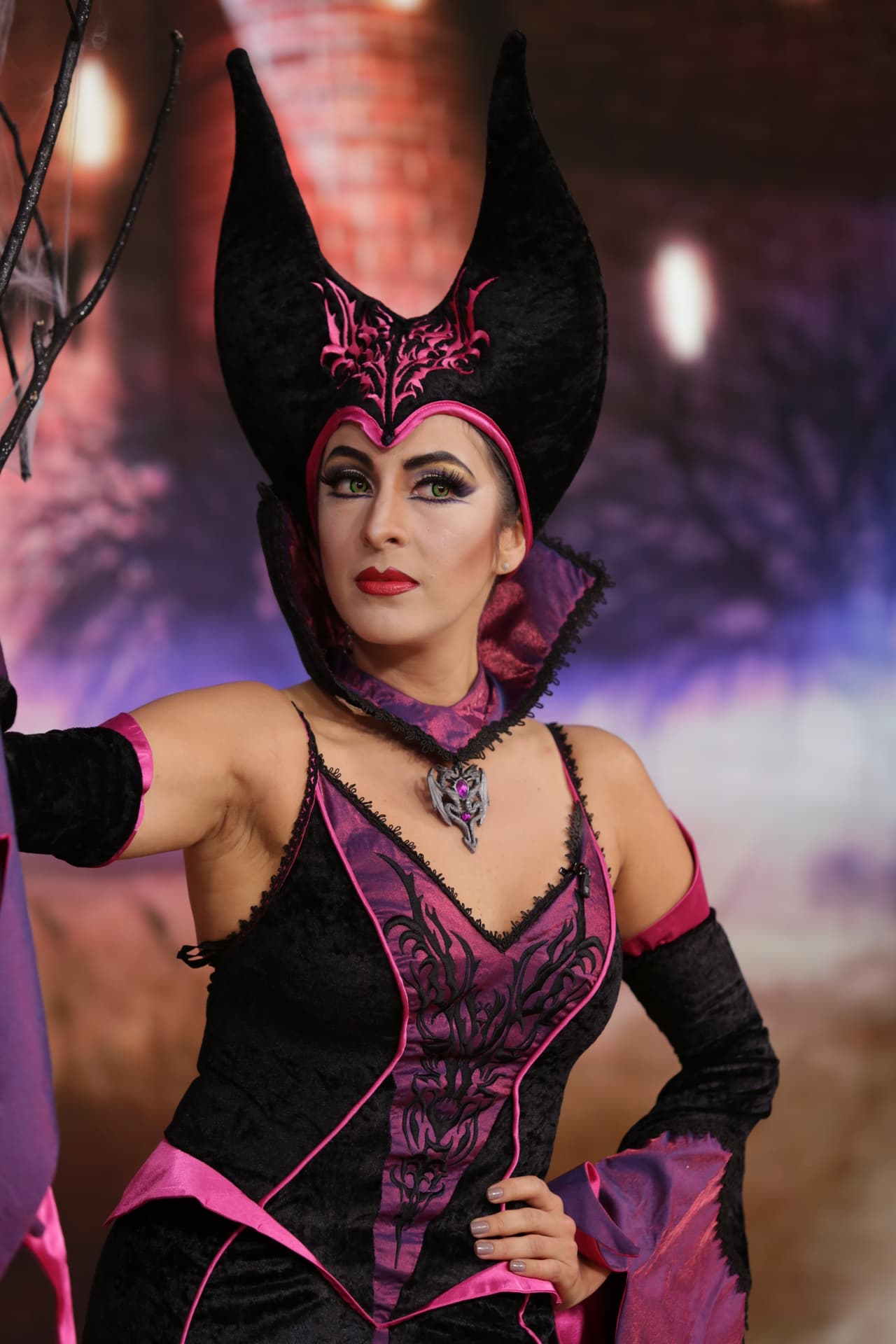 Los cuernos característicos de Maléfica y la combinación del color negro con púrpura lograron un sensacional disfraz.