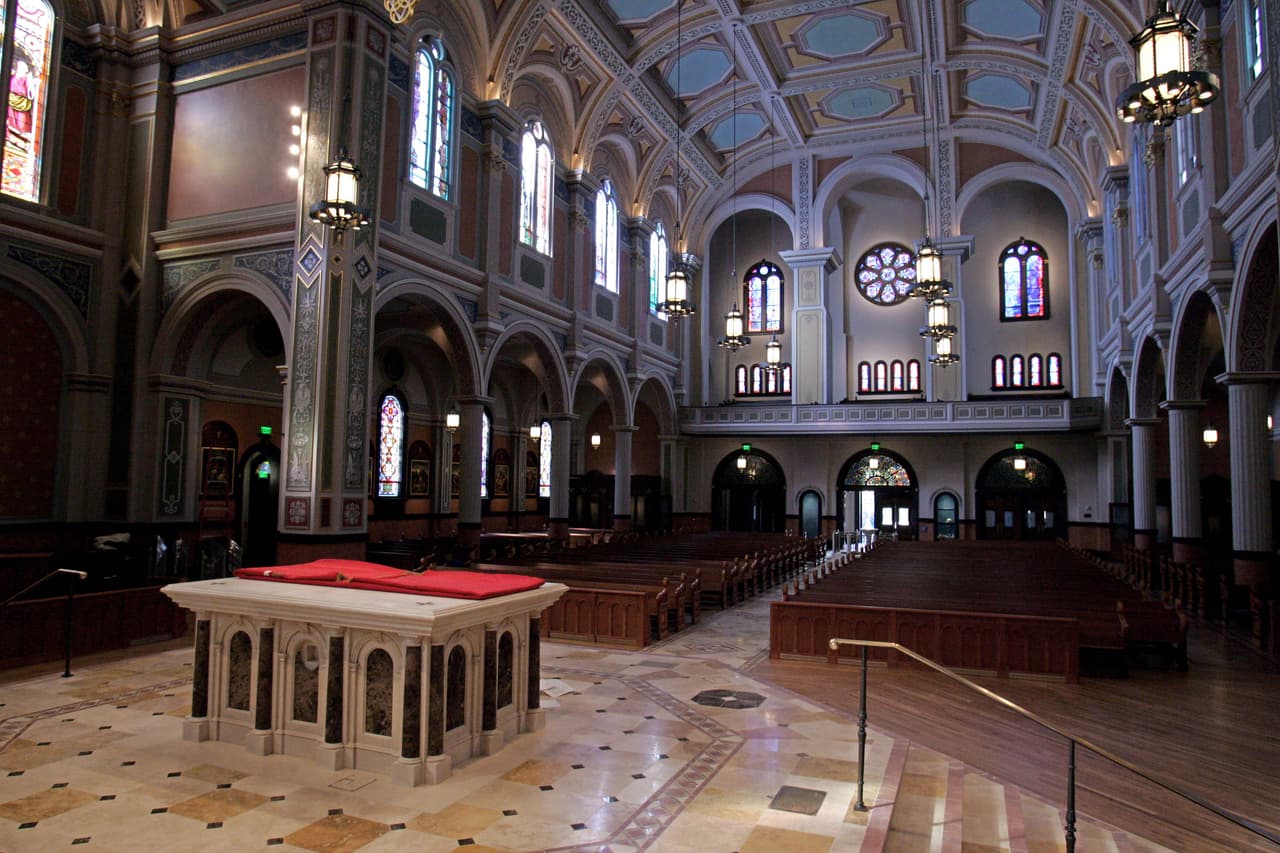 <b>Catedral del Santísimo Sacramento.</b> Se encuentra a solo una cuadra del Capitolio estatal de California y ocupa un lugar importante en la vida religiosa y cívica de Sacramento, la capital del estado. Este templo católico del siglo XIX sigue el modelo de la Iglesia de la Santísima Trinidad de París y sigue siendo una de las iglesias más grandes y hermosas al oeste del río Mississippi. 
<br>