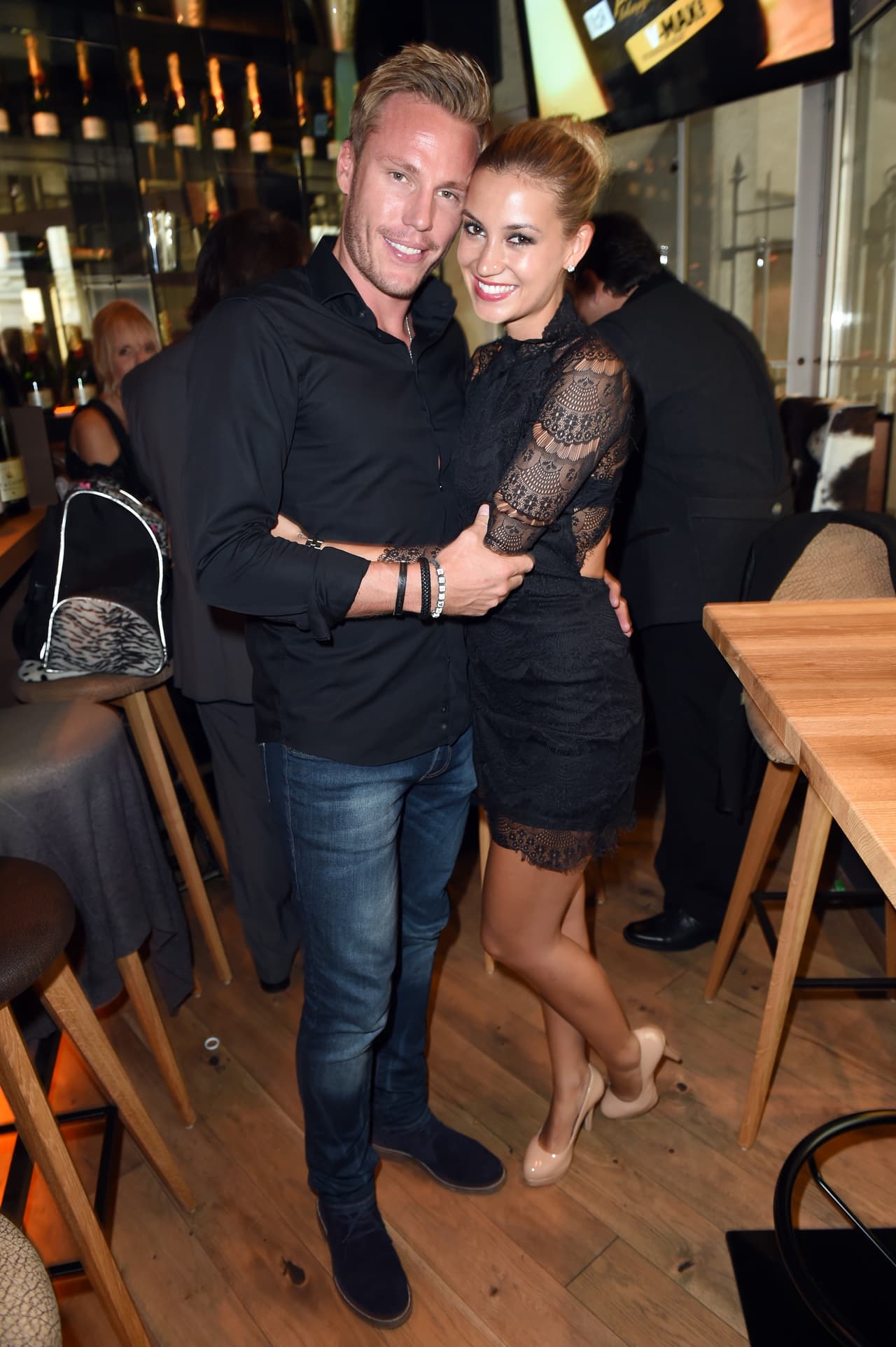 Lell reaccionó de manera agresiva con Melanie Rickinger al ver el envío de mensajes entre Özil y ella. Fue acusado de violencia de género en Valencia.