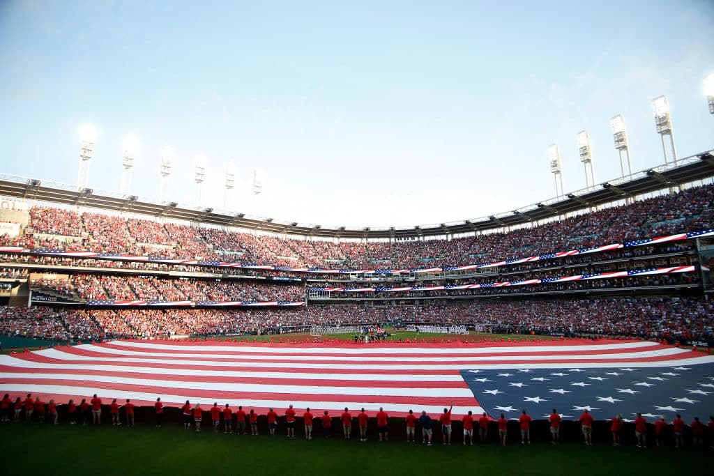 Con este marco esplendoroso dio inicio el Juego de Estrellas de las Grandes Ligas en su edición de 2019 en Progressive Field, en Cleveland, Ohio. Impresionante el despliegue de la bandera de Estados Unidos ante un parque de pelota repleto.