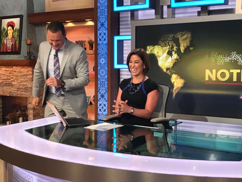 ¡De lo que uno se entera! Alan Tacher pasó a felicitar a Arantxa Loizaga 
<b><a href="http://www.univision.com/shows/despierta-america/el-dia-mas-feliz-de-mi-vida-arantxa-loizaga-se-caso-solo-con-su-hermana-de-testigo">por su boda secreta</a></b>.