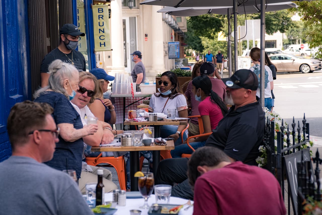 Un restaurante a tope en en Hoboken, Nueva Jersey, el 15 de junio. Según un reporte de la agencia AP, casi el 80% de las pequeñas empresas y los restaurantes sondeados por la firma evaluadora Homebase que estaban cerrados a mediados de abril han reabierto, pero aun así siguen bajo presión tras la debacle que sufrieron al arreciar la pandemia.